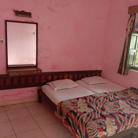 קג'ורהו Hotel Yogi Lodge מראה חיצוני תמונה