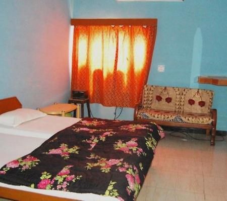 קג'ורהו Hotel Yogi Lodge מראה חיצוני תמונה