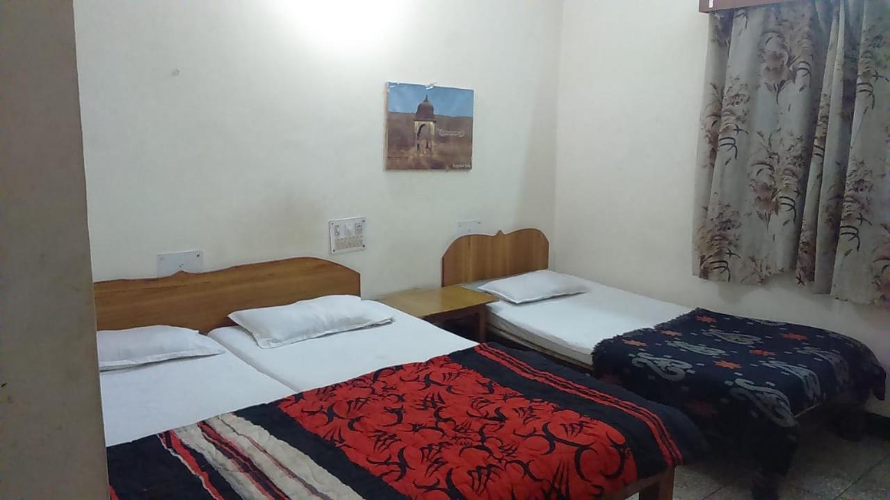 קג'ורהו Hotel Yogi Lodge מראה חיצוני תמונה