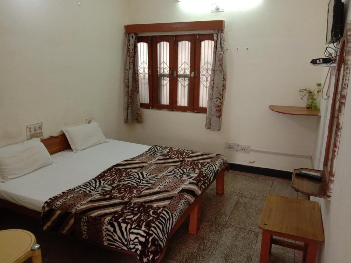 קג'ורהו Hotel Yogi Lodge מראה חיצוני תמונה