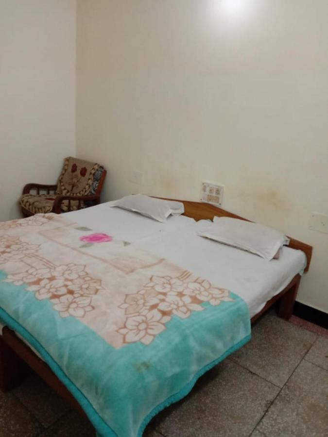 קג'ורהו Hotel Yogi Lodge מראה חיצוני תמונה