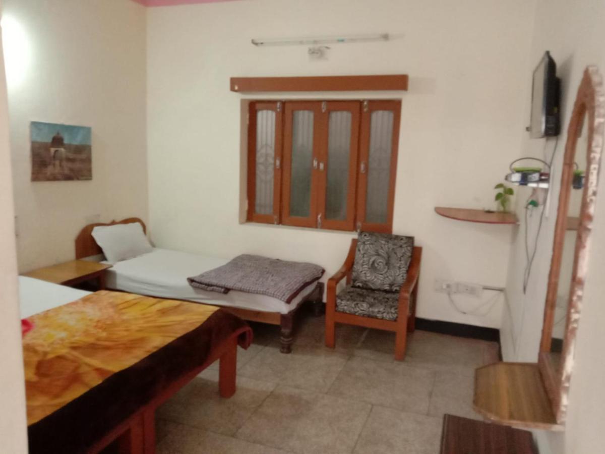 קג'ורהו Hotel Yogi Lodge מראה חיצוני תמונה