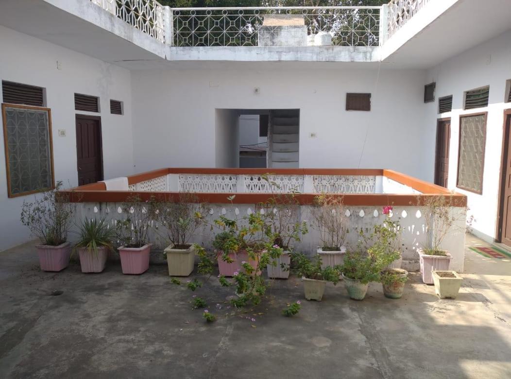 קג'ורהו Hotel Yogi Lodge מראה חיצוני תמונה