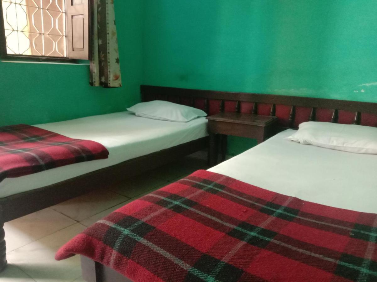 קג'ורהו Hotel Yogi Lodge מראה חיצוני תמונה