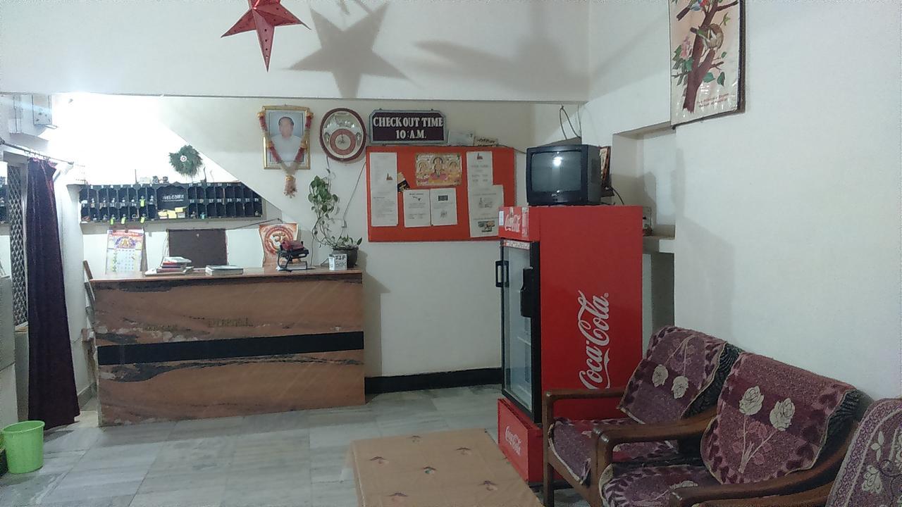 קג'ורהו Hotel Yogi Lodge מראה חיצוני תמונה