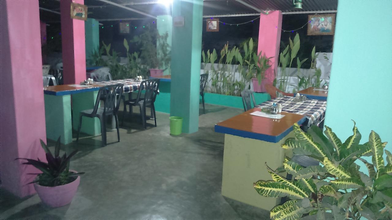 קג'ורהו Hotel Yogi Lodge מראה חיצוני תמונה