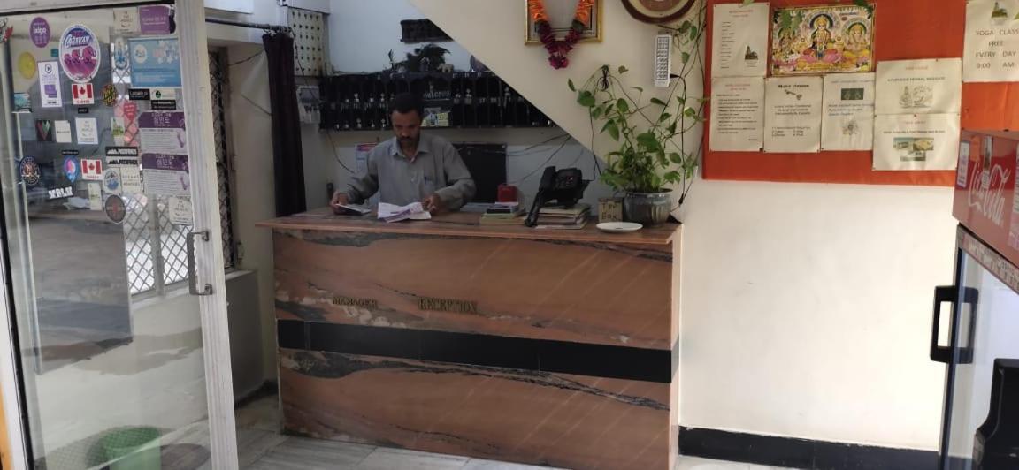 קג'ורהו Hotel Yogi Lodge מראה חיצוני תמונה