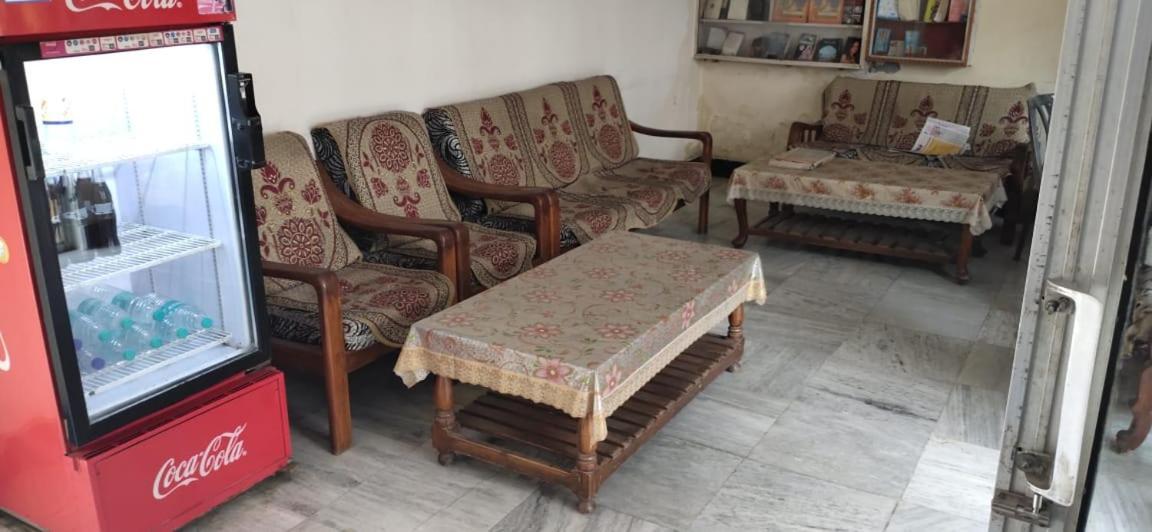 קג'ורהו Hotel Yogi Lodge מראה חיצוני תמונה