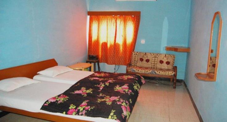 קג'ורהו Hotel Yogi Lodge מראה חיצוני תמונה