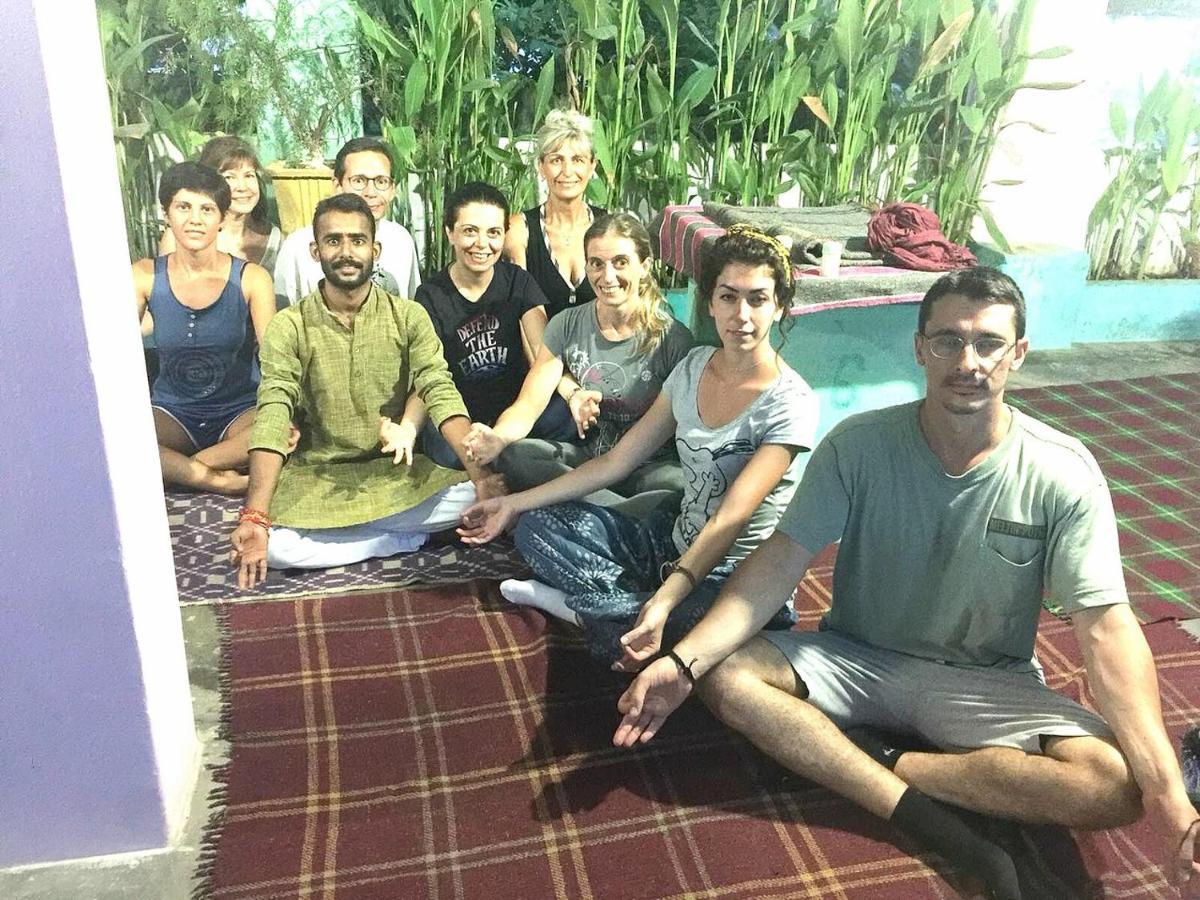 קג'ורהו Hotel Yogi Lodge מראה חיצוני תמונה