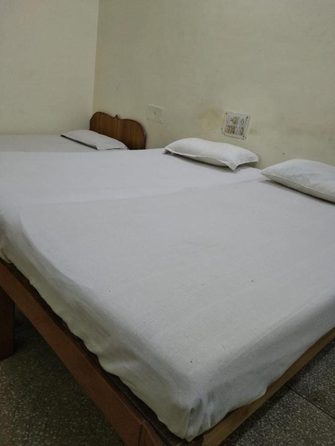קג'ורהו Hotel Yogi Lodge מראה חיצוני תמונה