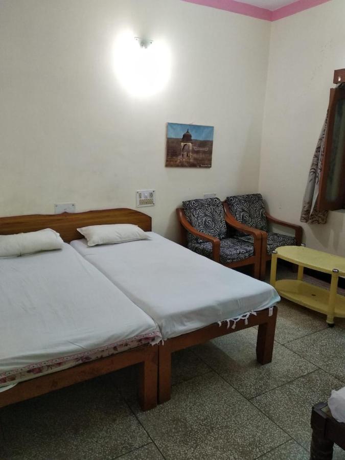 קג'ורהו Hotel Yogi Lodge מראה חיצוני תמונה