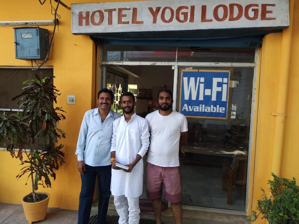 קג'ורהו Hotel Yogi Lodge מראה חיצוני תמונה